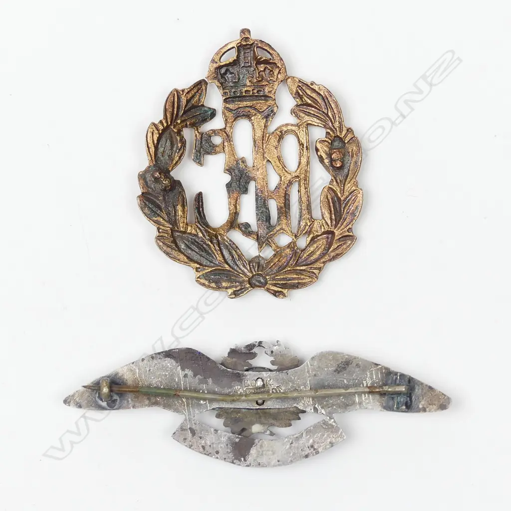 A rare pair of silver and enamel wings for the NZ Flying School Image 1++