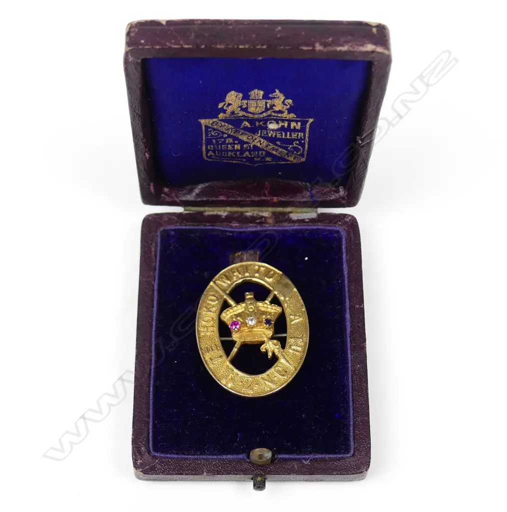 A rare 15ct yellow gold NZ Native Contingent (Maori Pioneer Battalion) 'sweetheart' badge Image 1++
