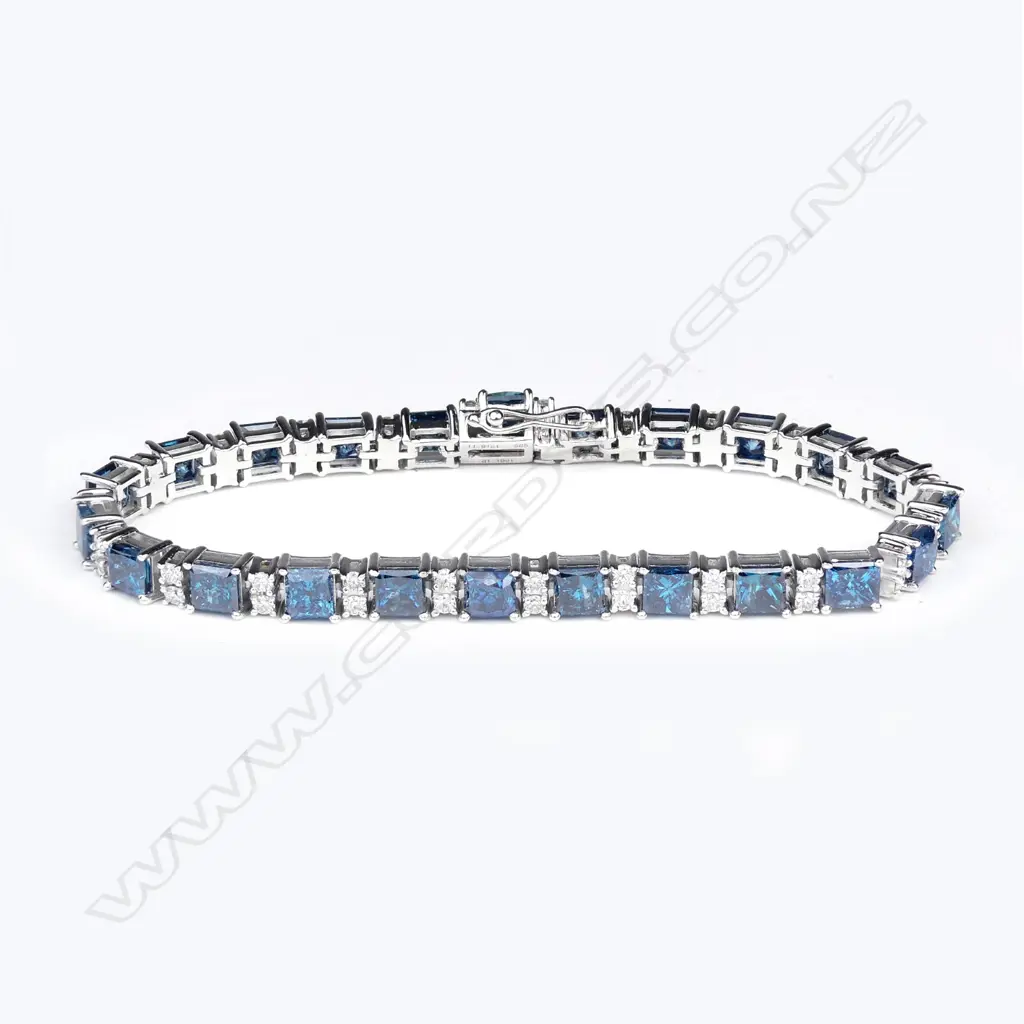 A 14ct white gold diamond tennis bracelet Image 1++