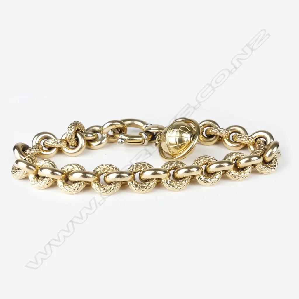 A 9ct gold bracelet Image 1++