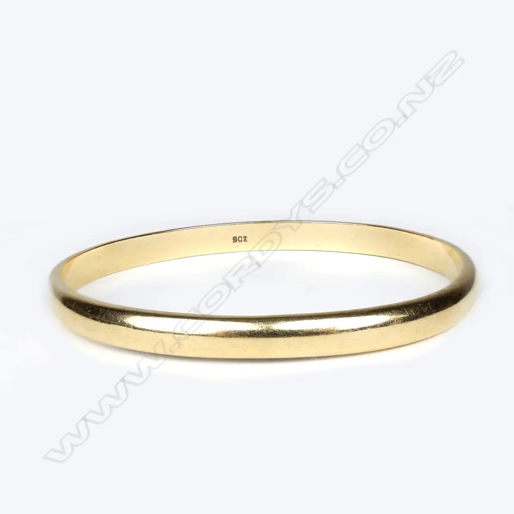 A 9ct gold bangle Image 1++