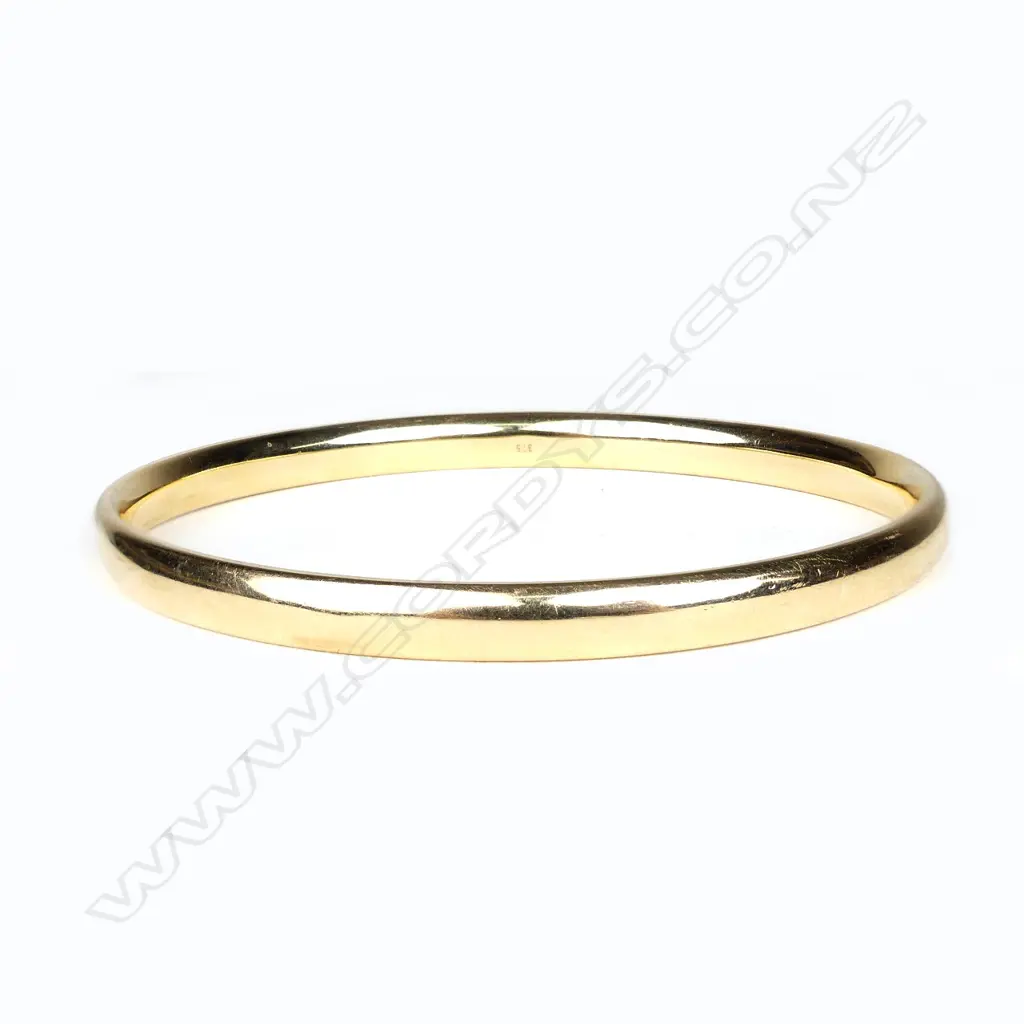 A 9ct gold bangle Image 1++