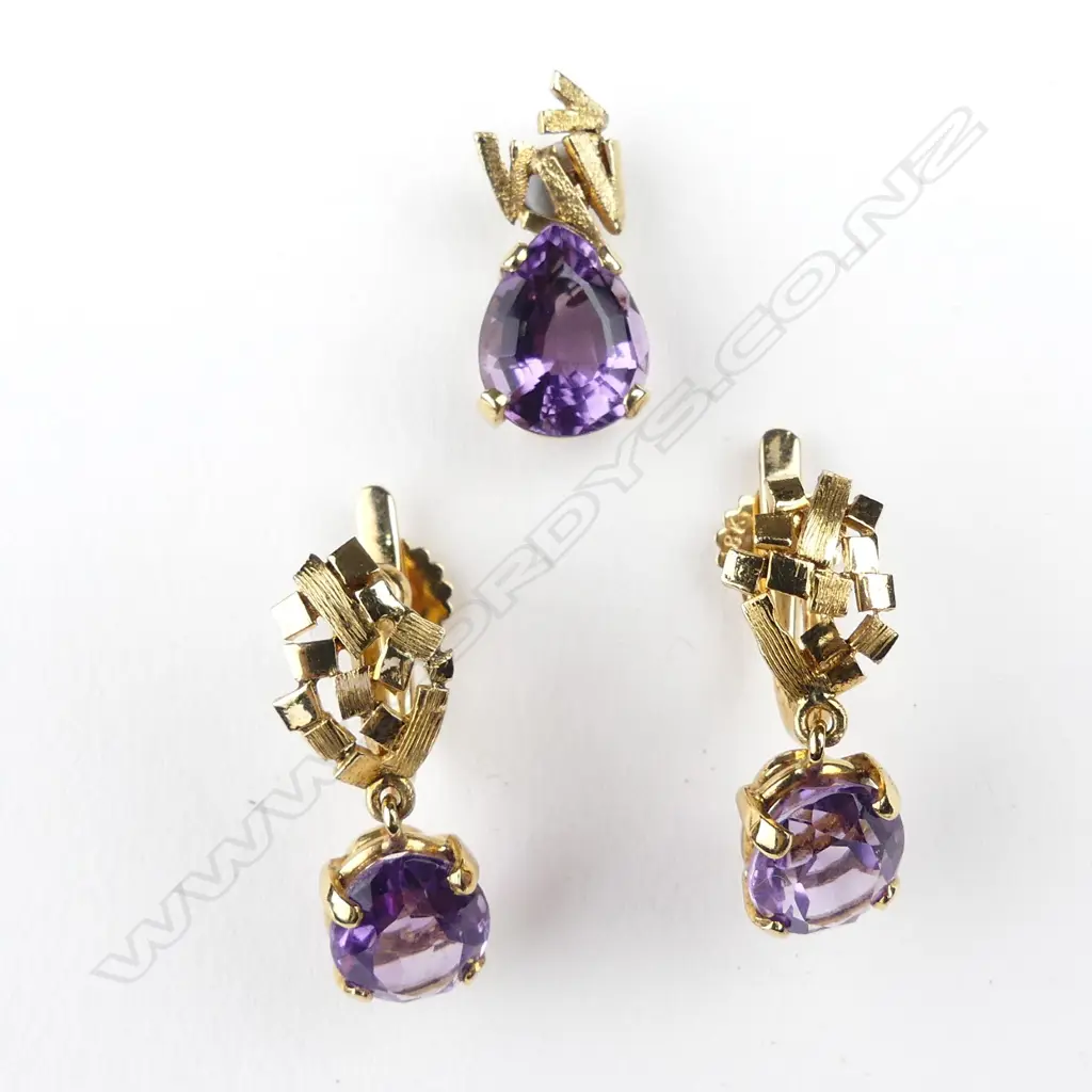 An 18ct gold amethyst pendant and earrings set Image 1++