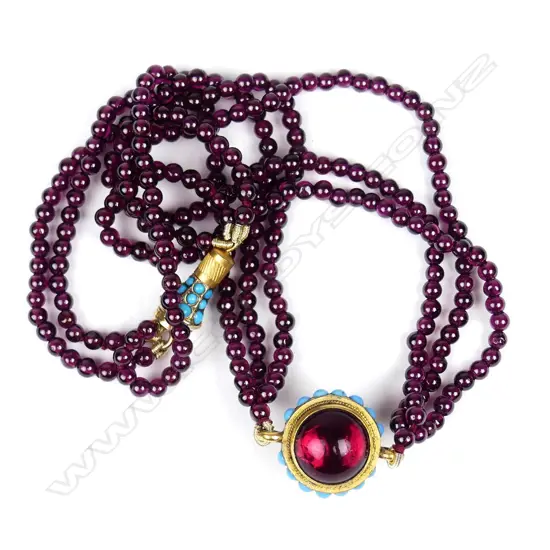 A vintage garnet bead necklace