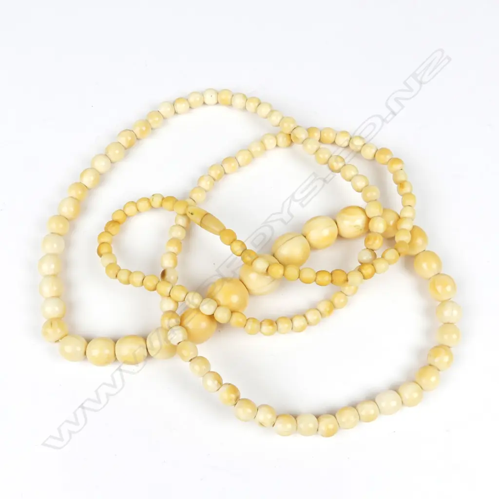 An antique ivory bead necklace Image 1++