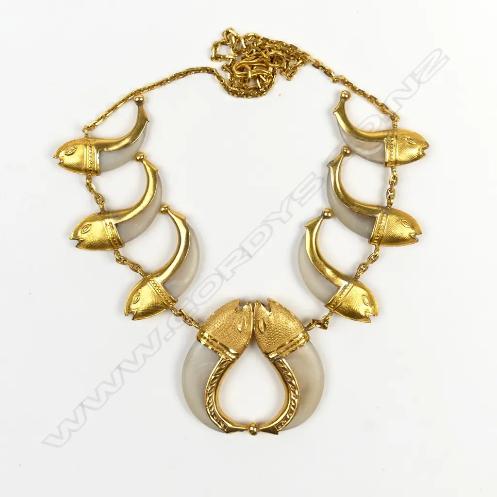 An uncommon Indian 22ct. gold mounted eight tiger's claw necklace Image 1++