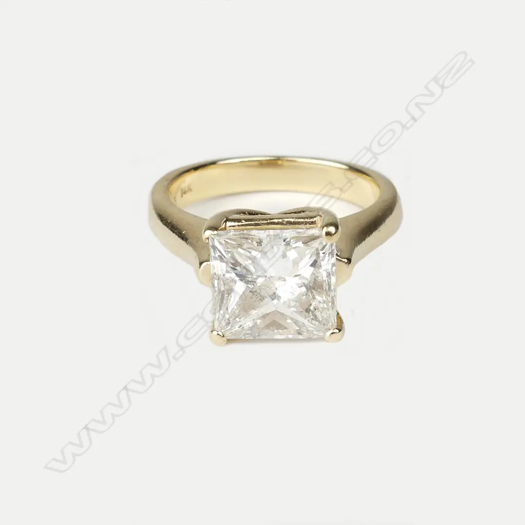 An impressive 14ct gold and diamond solitaire ring Image 1++