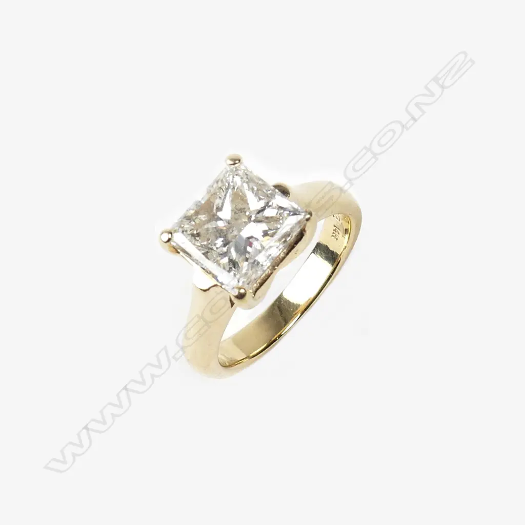 An impressive 14ct gold and diamond solitaire ring Image 1++