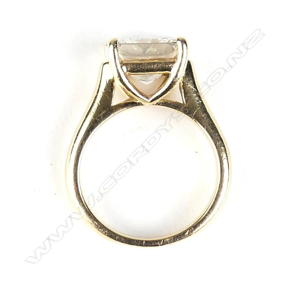 An impressive 14ct gold and diamond solitaire ring Image 1++