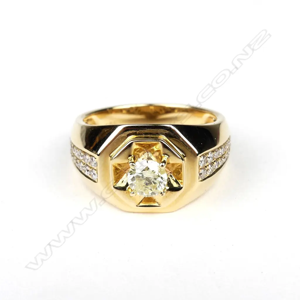 A 14ct yellow gold diamond gent's ring Image 1++