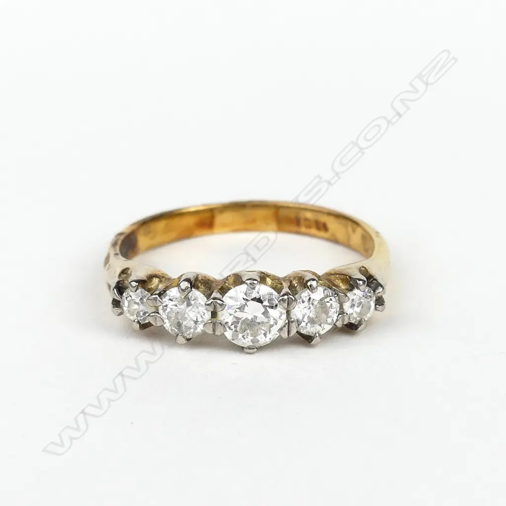 An 18ct gold and five stone diamond ring Image 1++