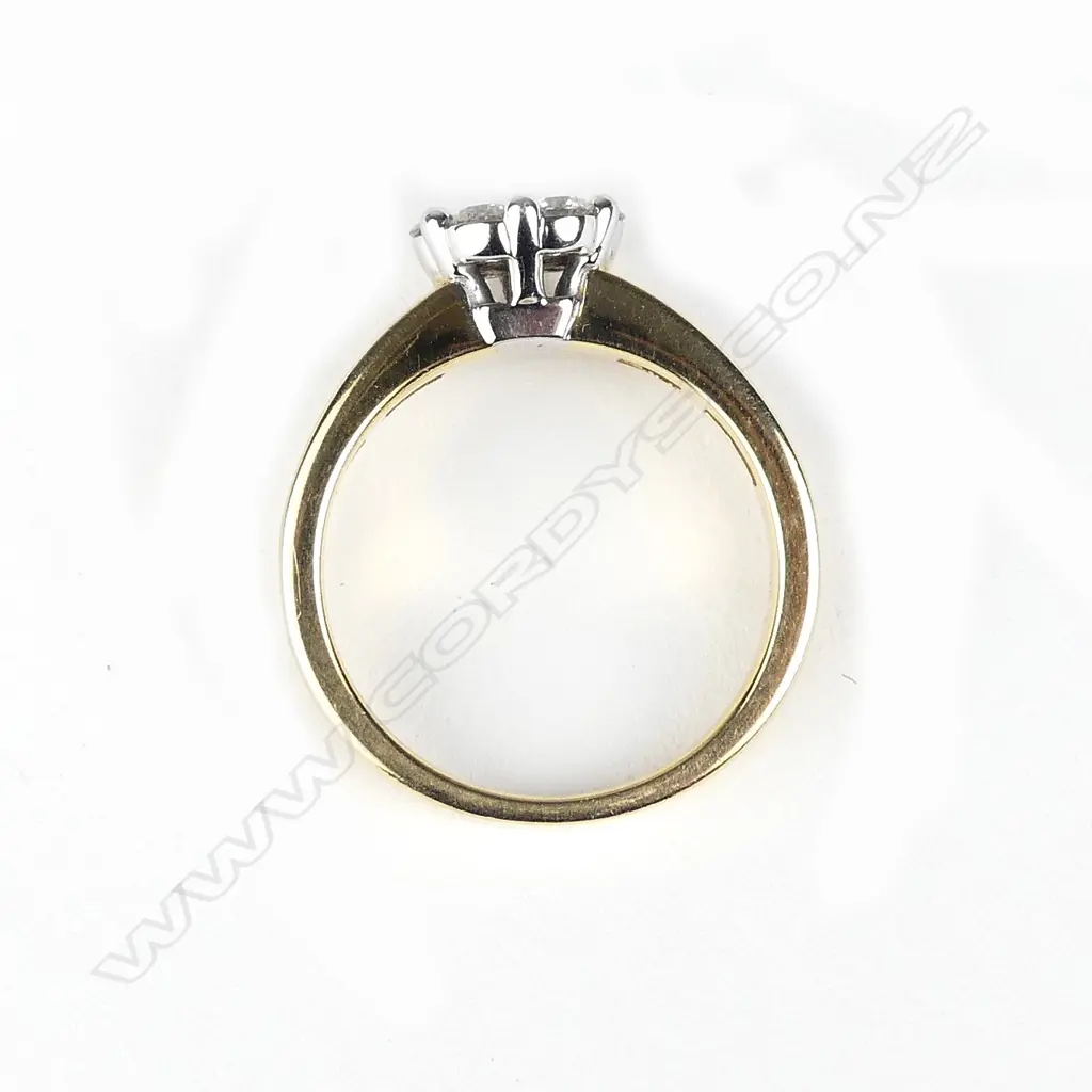 An 14ct gold and diamond cluster ring Image 1++