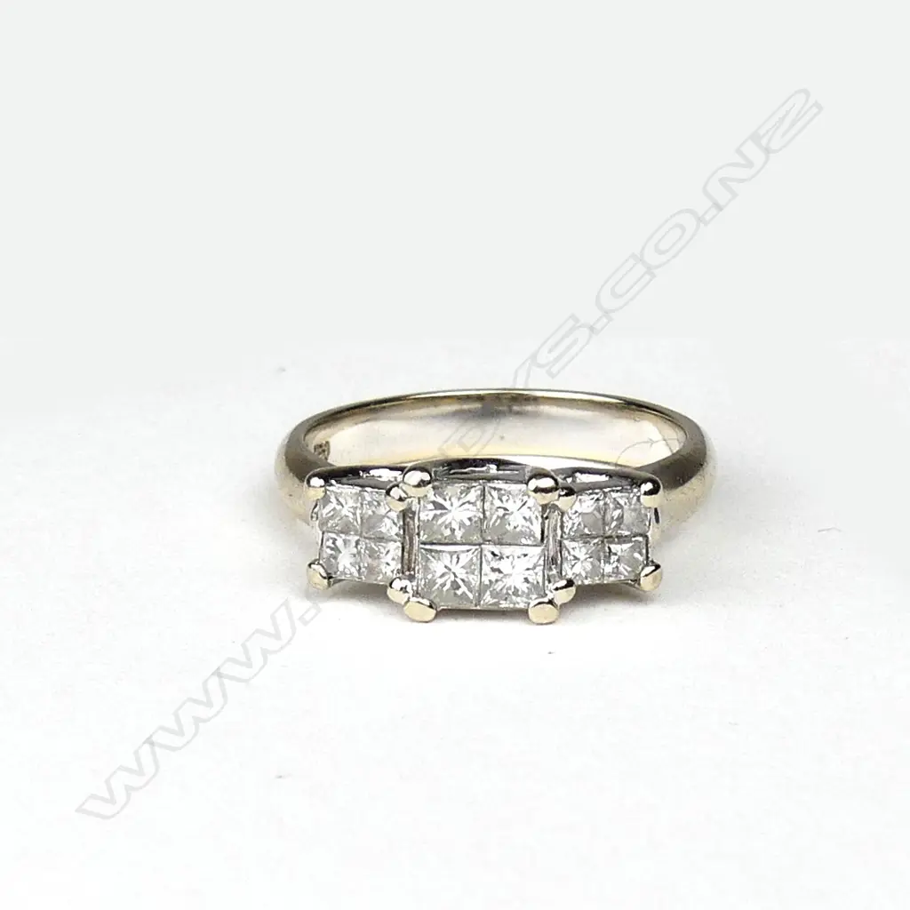 An 18ct white gold and diamond ring Image 1++
