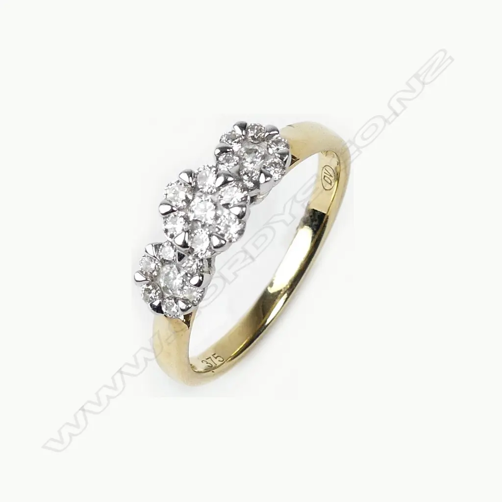An 18ct gold and diamond cluster ring Image 1++