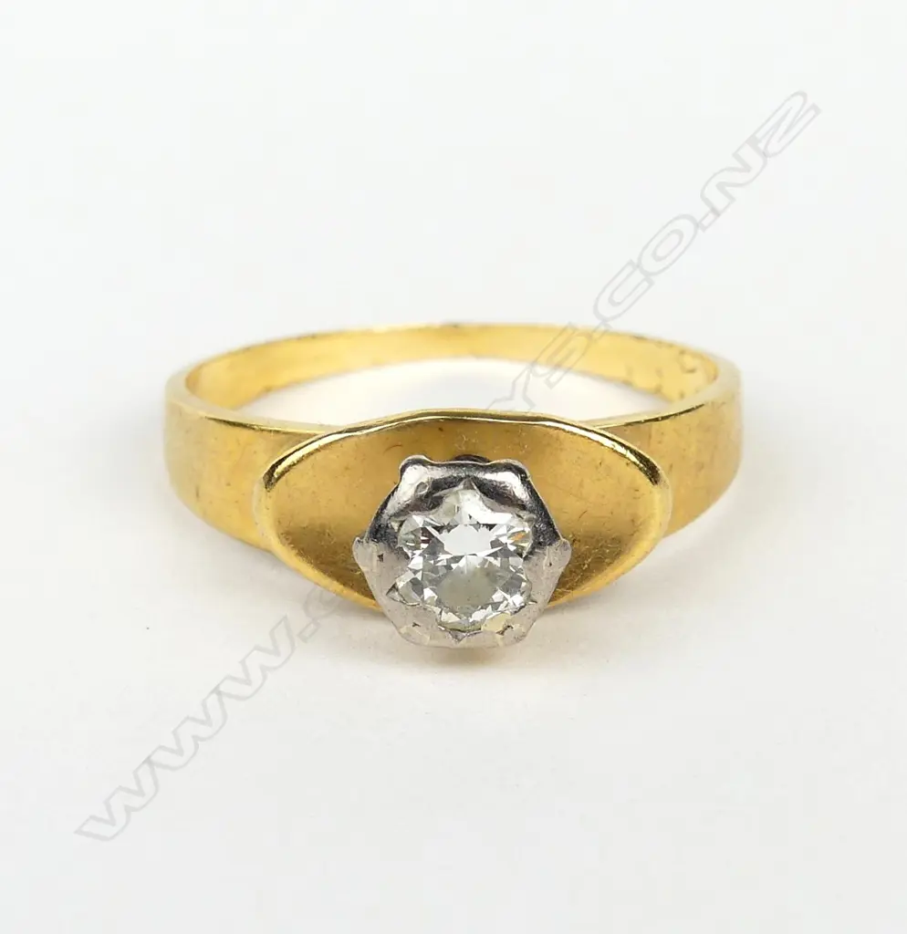 An 18ct. yellow gold and diamond solitaire ring Image 1++