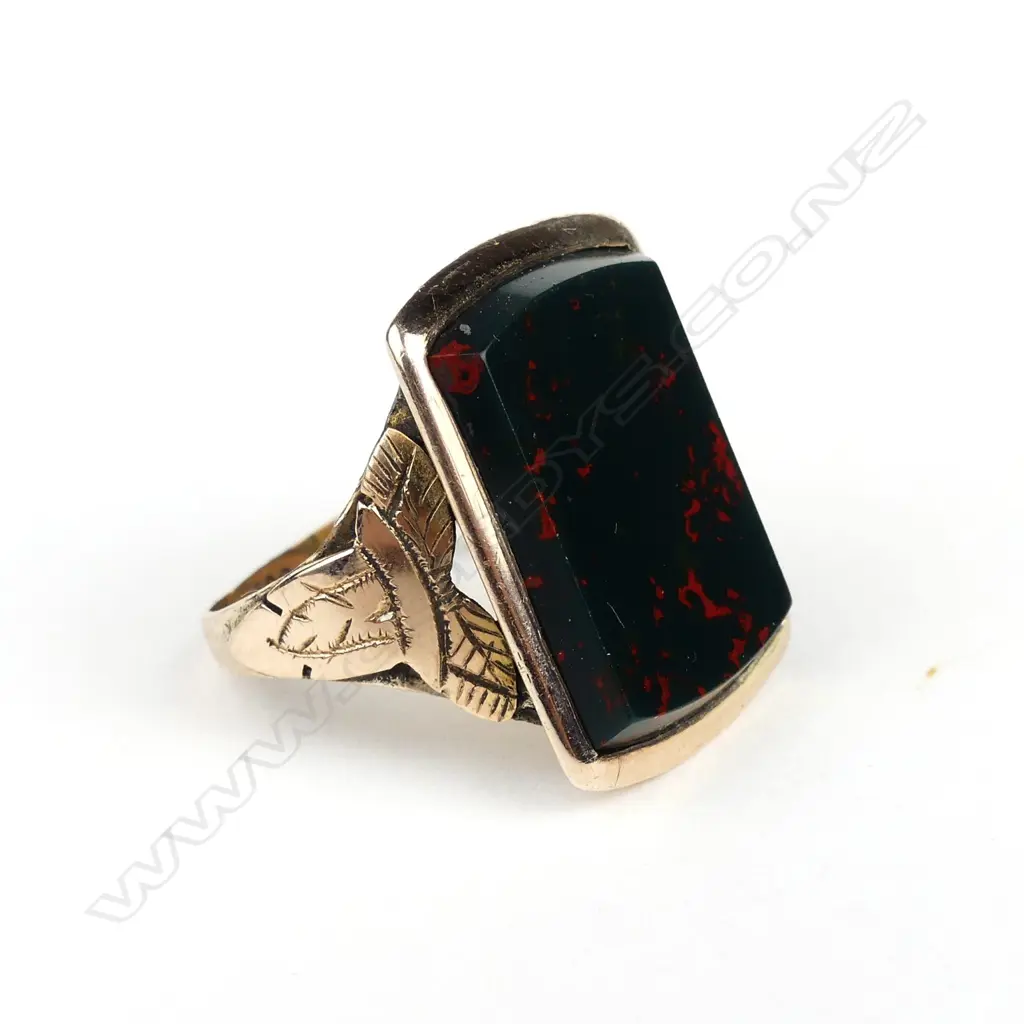 A c.1900 9ct. yellow gold and bloodstone large ring Image 1++