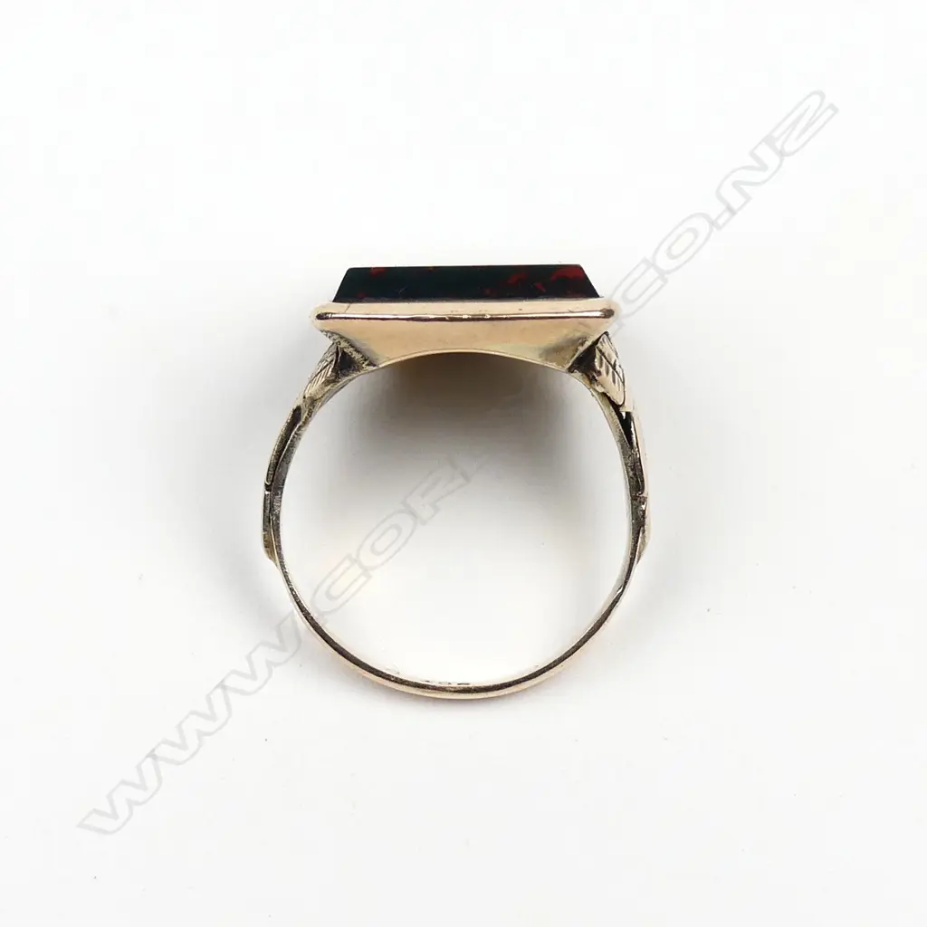 A c.1900 9ct. yellow gold and bloodstone large ring Image 1++