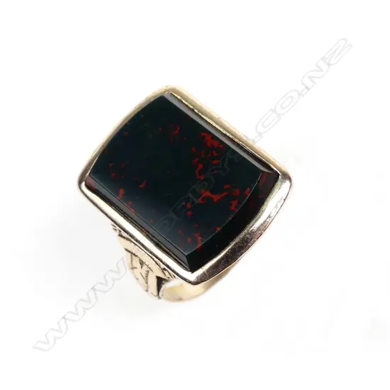 A c.1900 9ct. yellow gold and bloodstone large ring