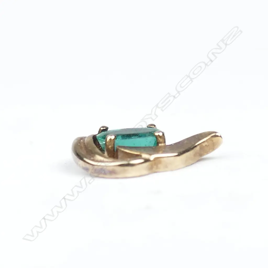 A pair of 9ct gold and emerald stud earrings Image 1++