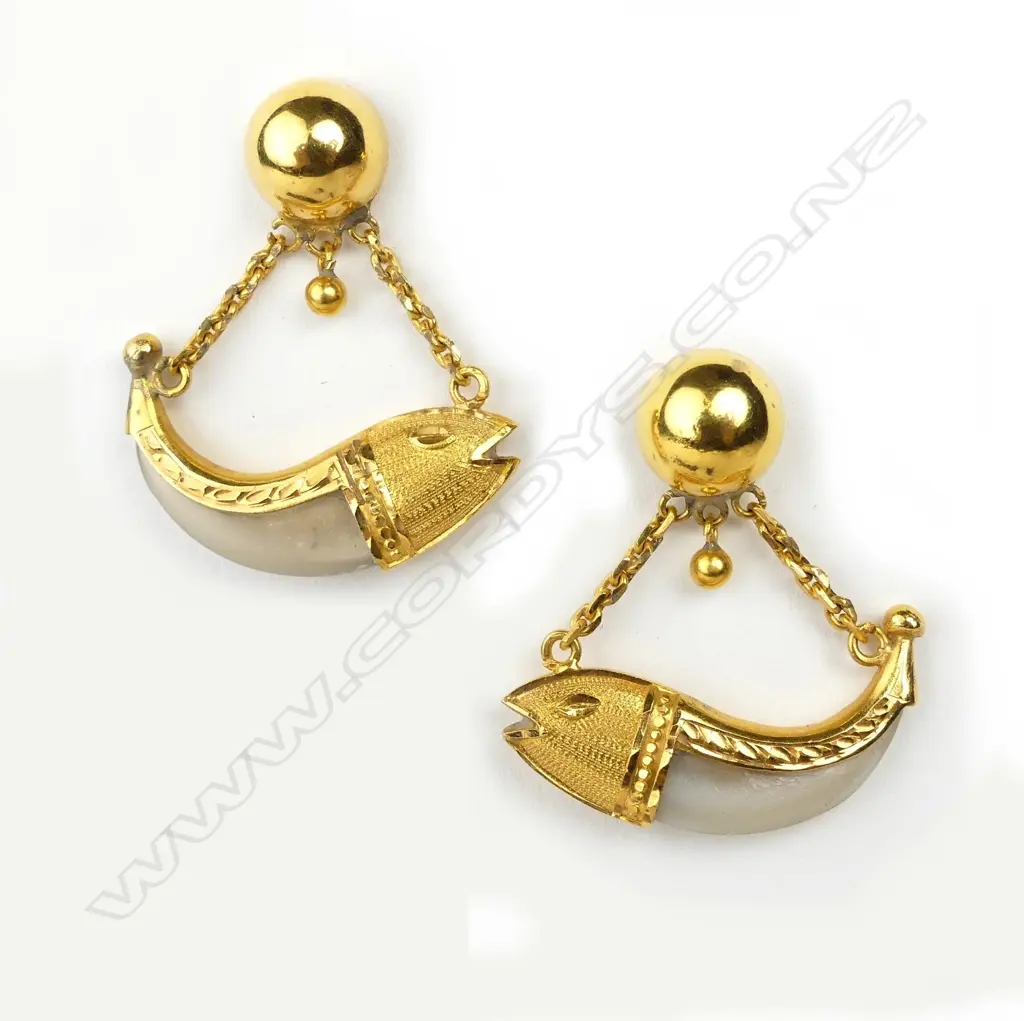 A pair of Indian 22ct. yellow gold and tiger's claw mounted earrings Image 1++