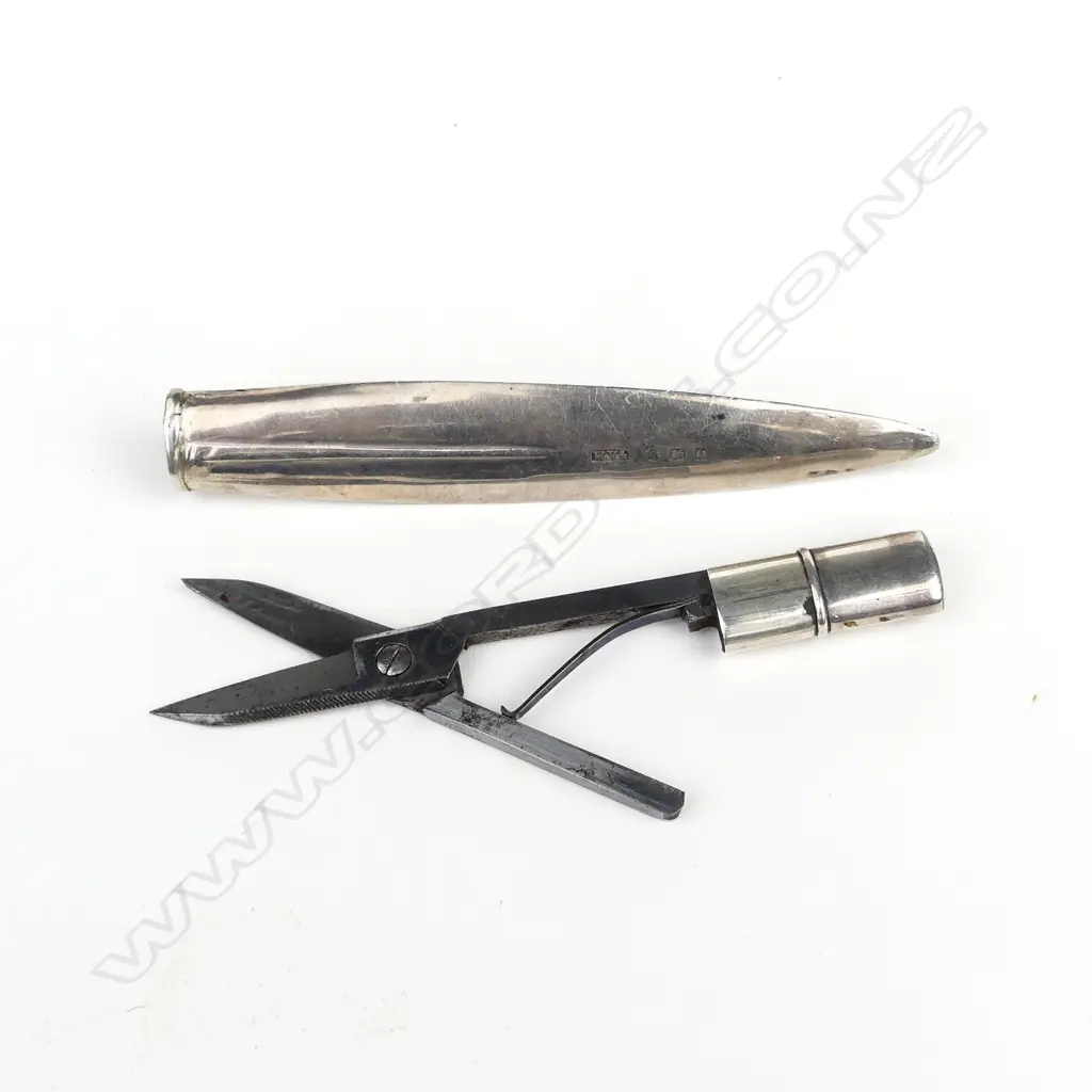 An Edwardian silver cased pair of travelling scissors Image 1++