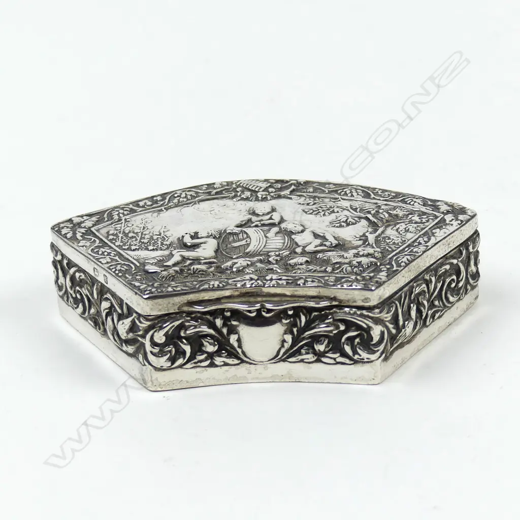 A Victorian silver trinket box Image 1++