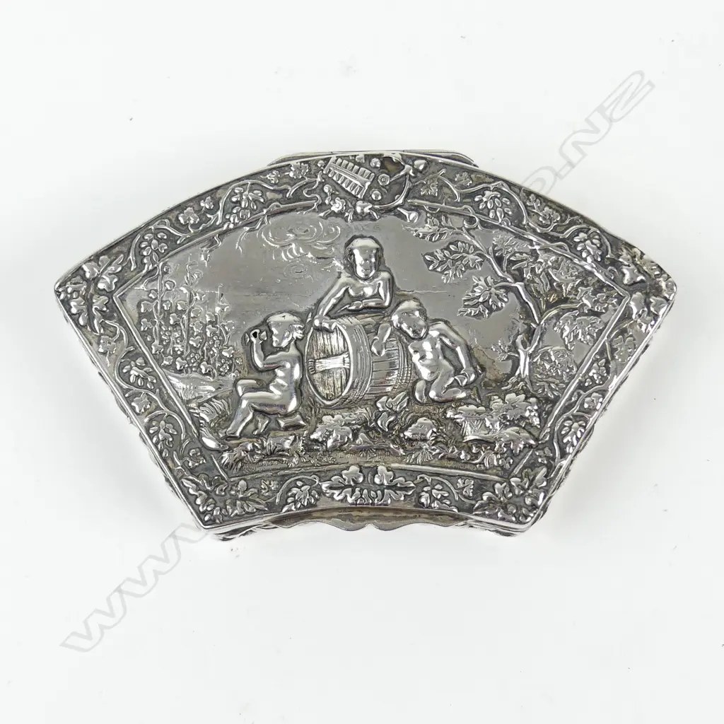 A Victorian silver trinket box Image 1++