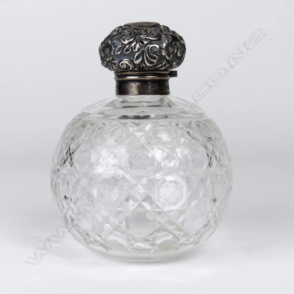 An Edwardian large silver topped cut crystal scent bottle Image 1++