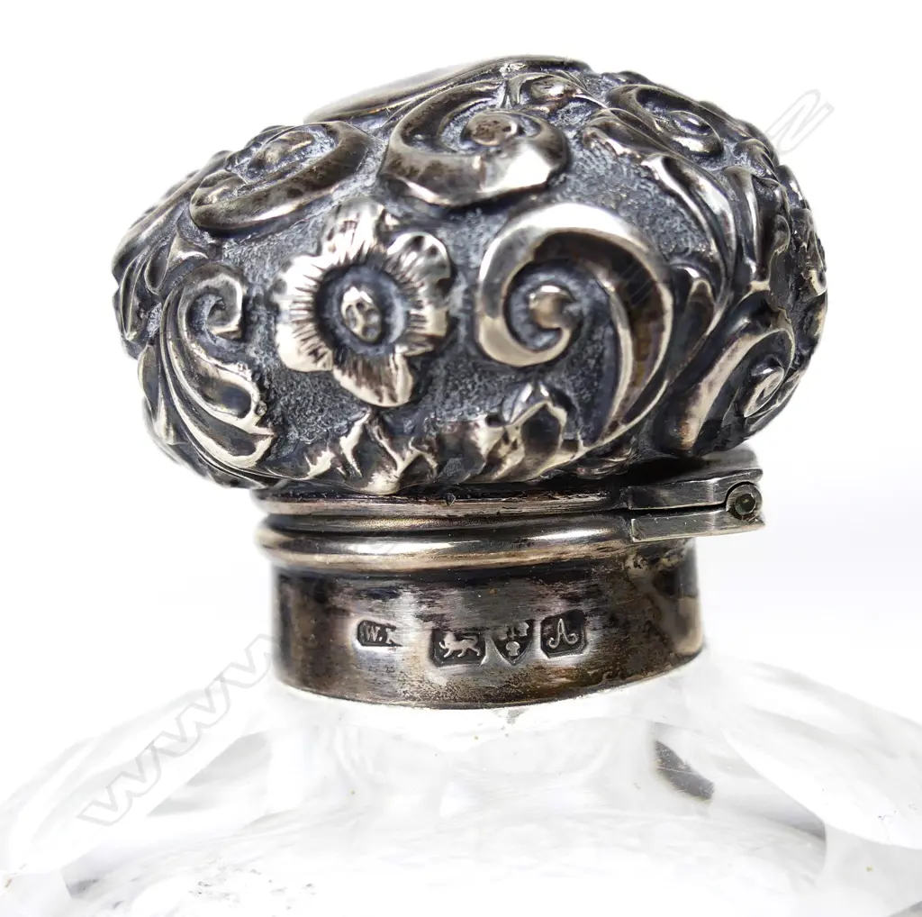 An Edwardian large silver topped cut crystal scent bottle Image 1++