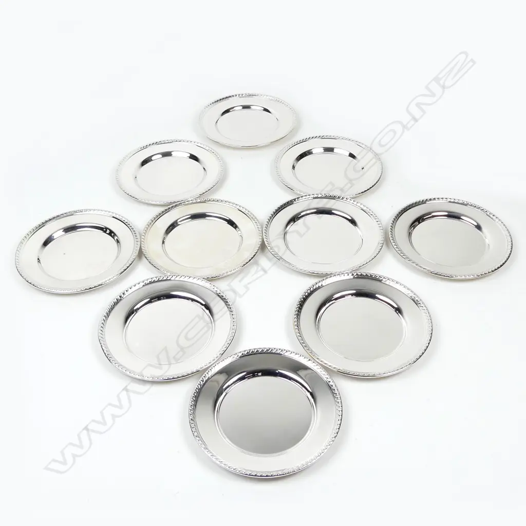 A set of ten American silver table plates Image 1++