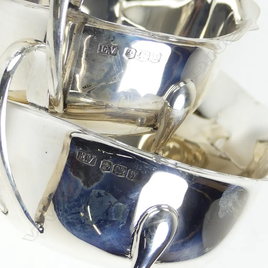 A pair of 1930s silver gravy boats Image 1++
