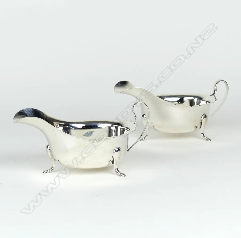 A pair of 1930s silver gravy boats Image 1++