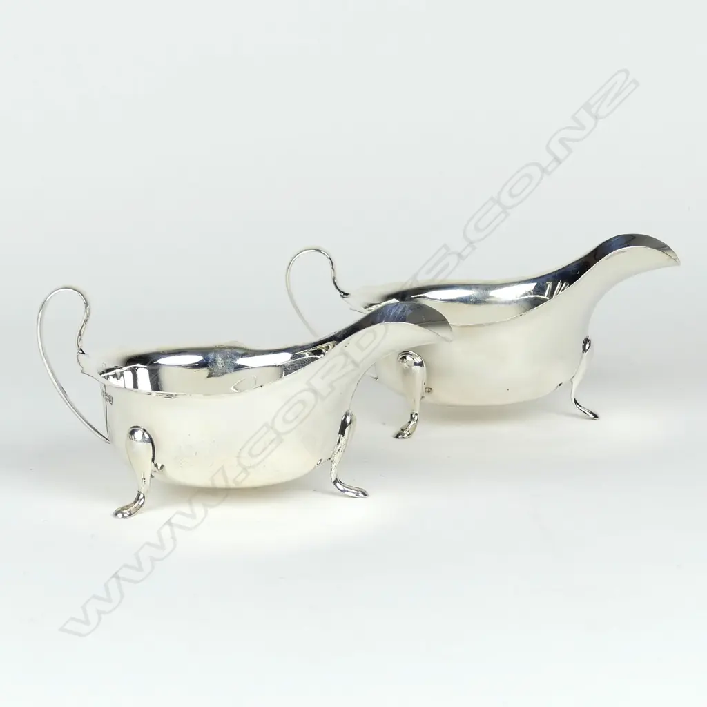 A pair of 1930s silver gravy boats Image 1++