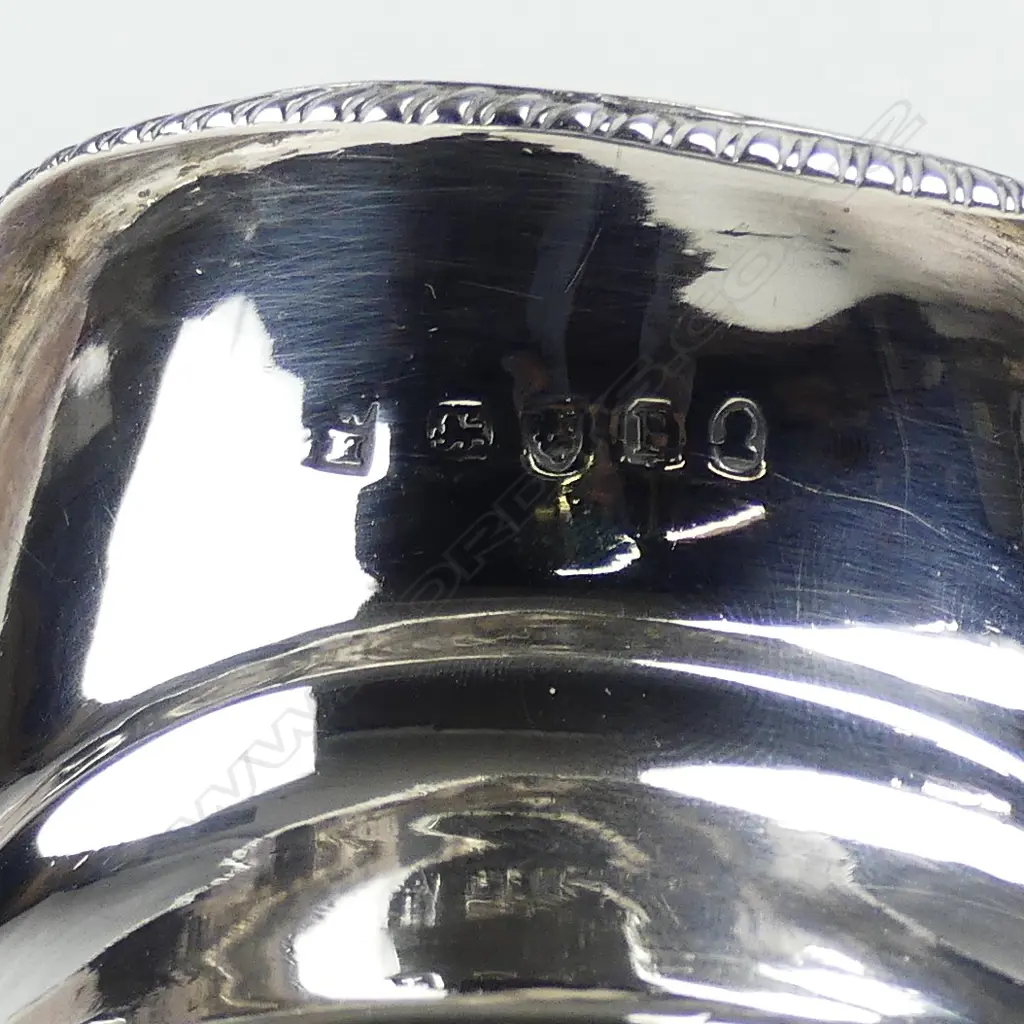 A George III silver cream jug Image 1++