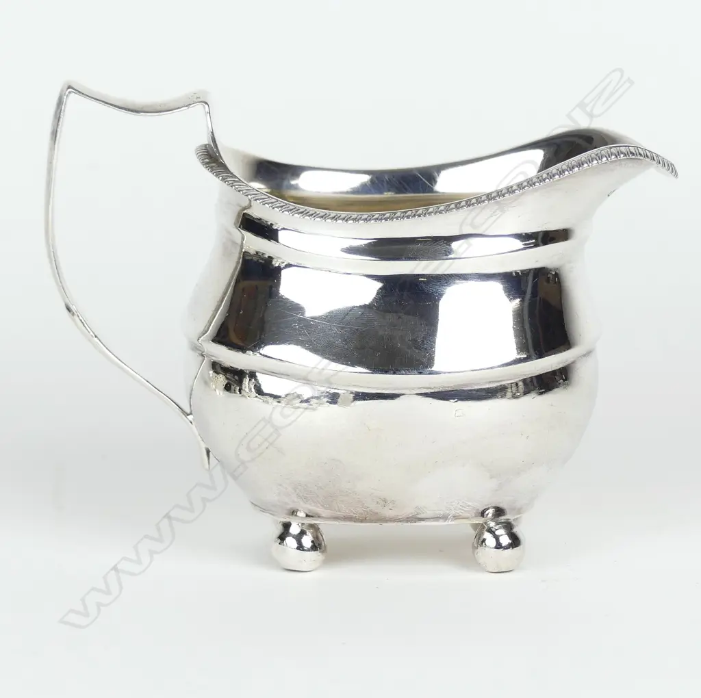 A George III silver cream jug Image 1++