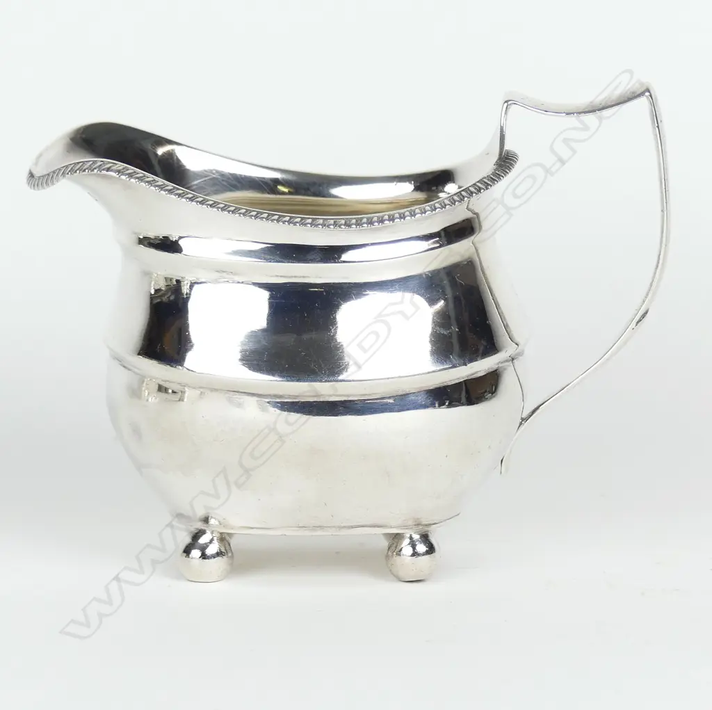 A George III silver cream jug Image 1++