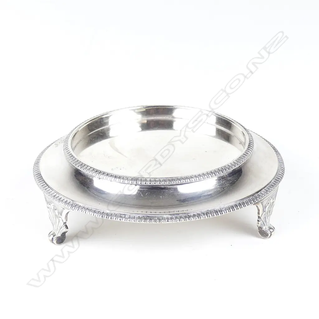 A George III silver bottle stand Image 1++