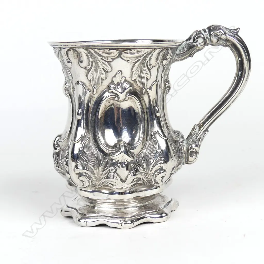 A Victorian silver mug Image 1++