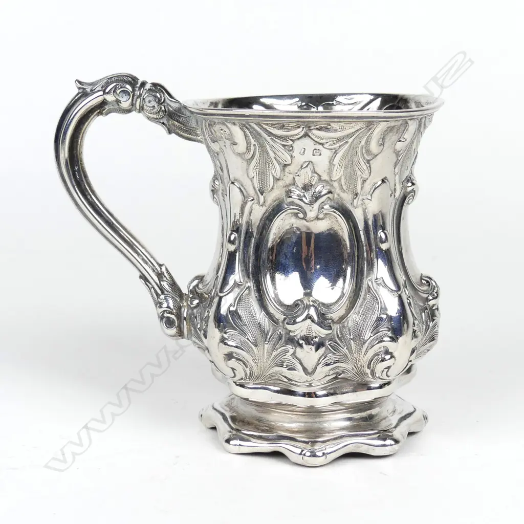 A Victorian silver mug Image 1++
