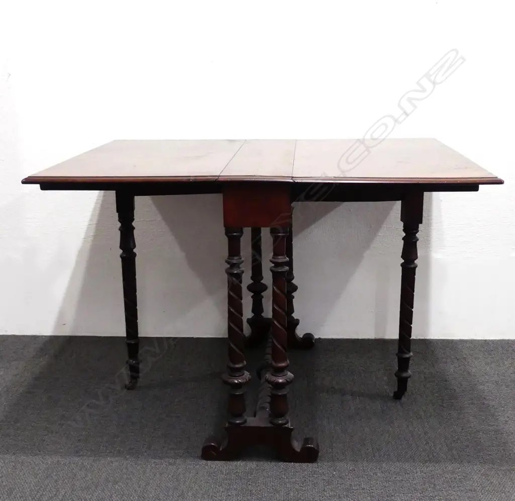 A Victorian figured walnut Sutherland table Image 1++