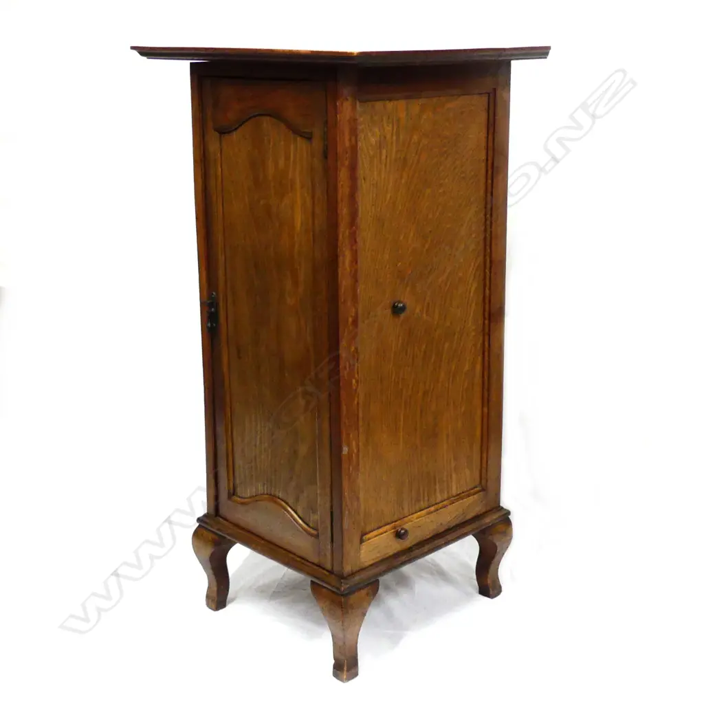 An early 1900s oak gramophone record cabinet Image 1++