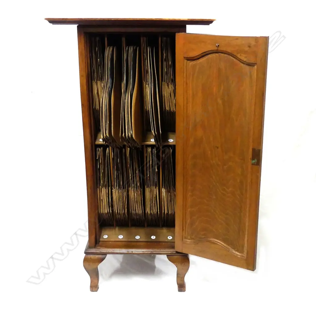 An early 1900s oak gramophone record cabinet Image 1++