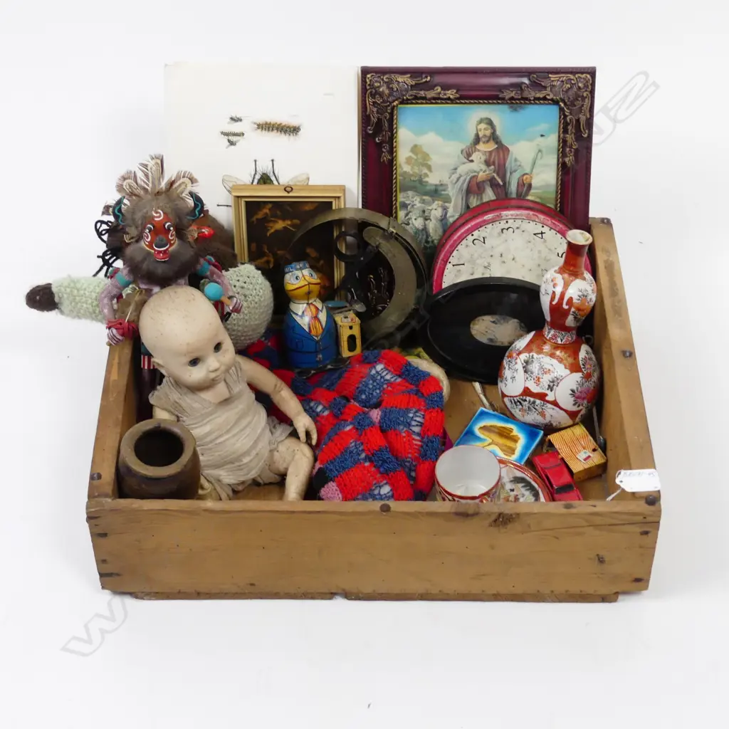 A box of assorted collectables Image 1++