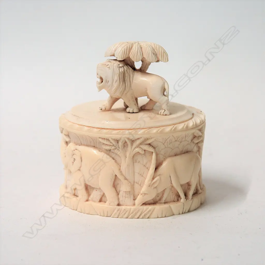 An early 20thC African carved ivory lidded box Image 1++
