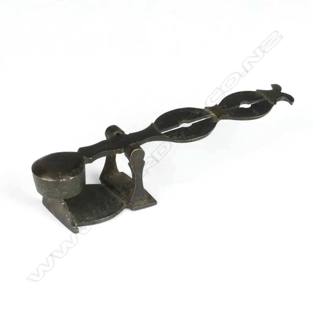 A set of brass sovereign scales Image 1++