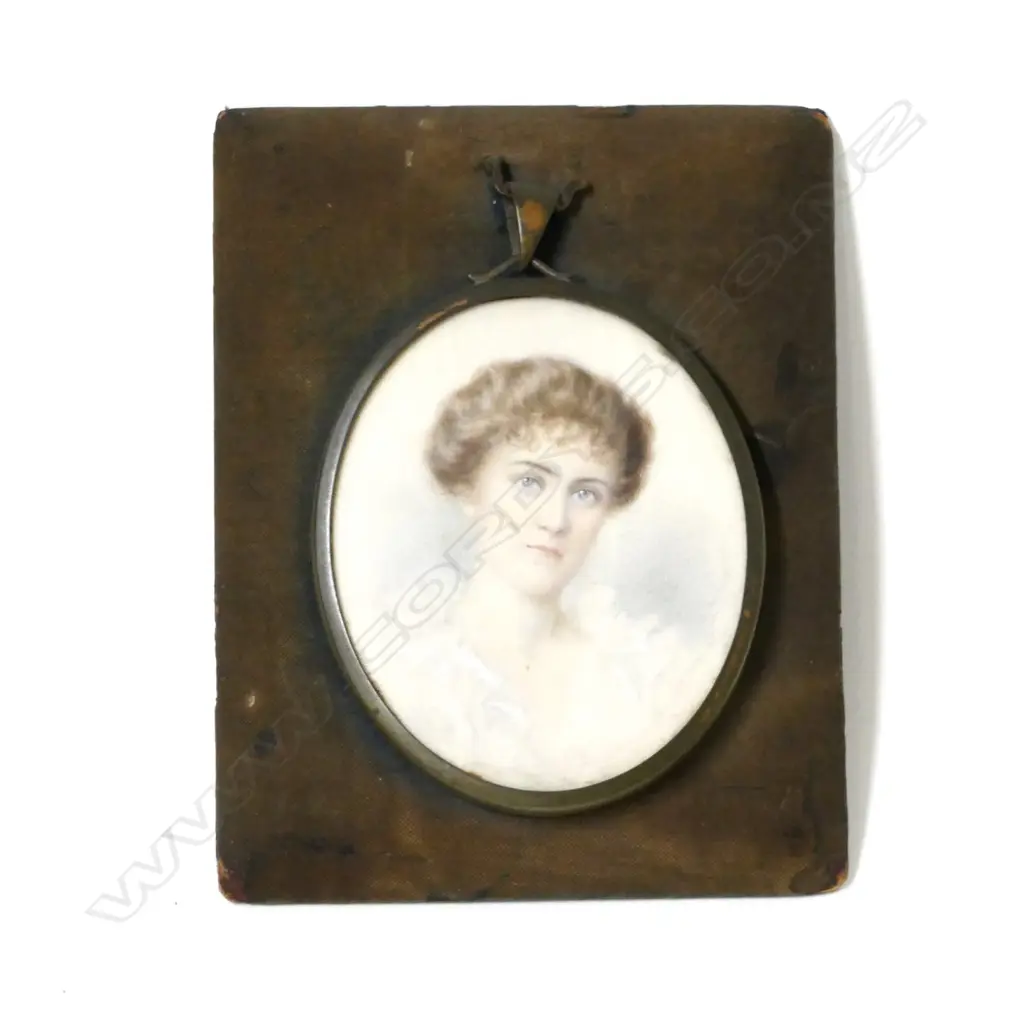 An early 20thC portrait miniature of a young woman Image 1++