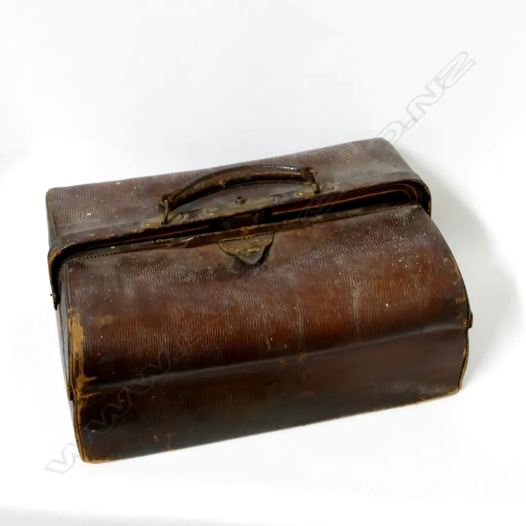A Victorian Edwards & Sons gentleman's travelling valise with contents of ivory and ebony backed brushes Image 1++