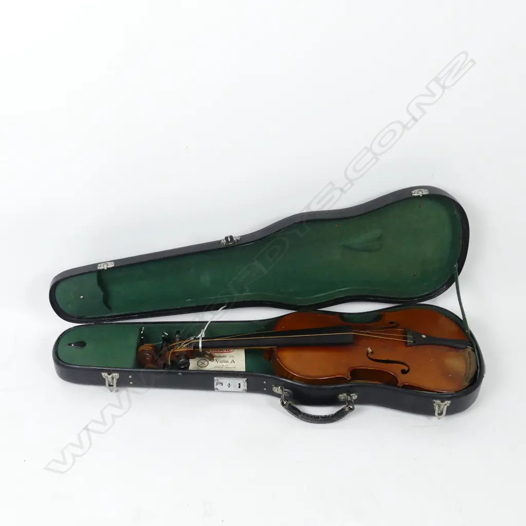 A vintage violin Image 1++