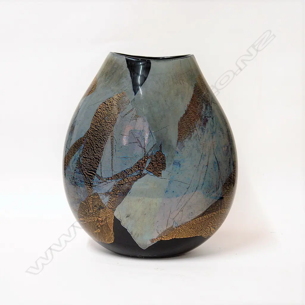 A Garry Nash vase Image 1++