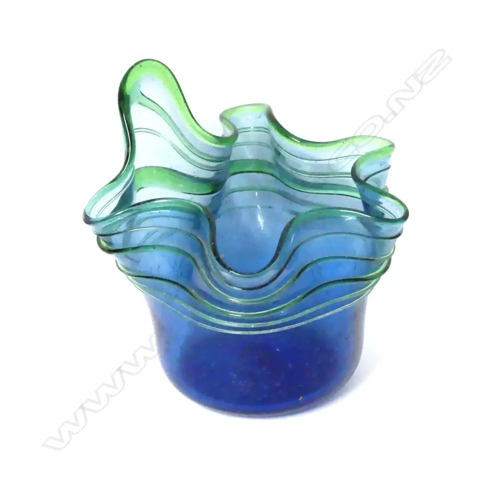 An early Garry Nash glass vase Image 1++